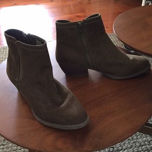 WORN TWICE Olive green bootie. Size 8.